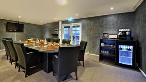 Boardroom met ovale tafel en drank faciliteiten